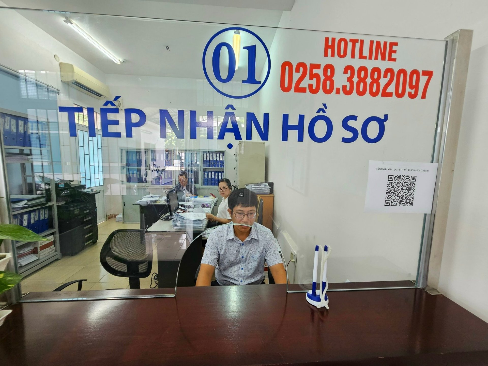 z4664255691807_86e06837f49c68e24a1f4787d72f877e-134223_523.jpg Trung tâm Chất lượng Nông lâm thủy sản vùng 3 đã xây dựng môi trường điện tử trong cải cách hành chính, mọi thông tin được trả lời qua dịch vụ công trực tuyến, email, điện thoại, nên giảm được việc đi lại của doanh nghiệp. Ảnh: Trung Quân.