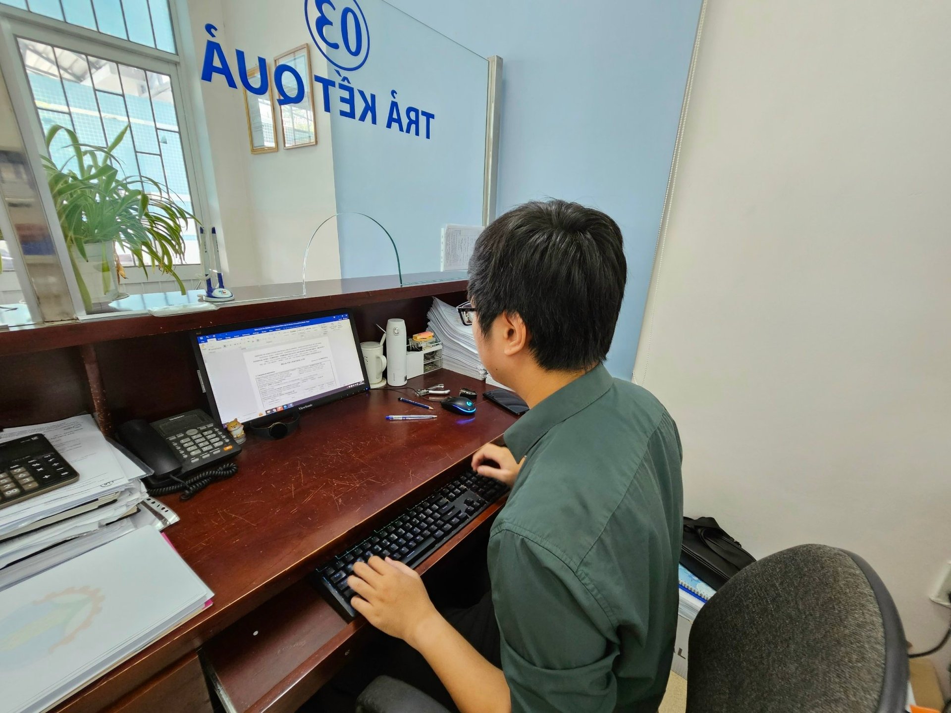 z4664255737319_376d40292dc0bc44e7adfbb8f2e5a2cb-134223_254.jpg Nhờ cải cách hành chính, trong thời gian vừa qua, 100% hồ sơ được Trung tâm vùng 3 giải quyết đúng hẹn, không phải viết thư xin lỗi hoặc hẹn lại ngày trả kết quả. Ảnh: Trung Quân.