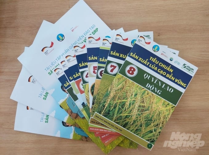 10000-nong-dan-dbscl-duoc-huan-luyen-canh-tac-lua-gao-ben-vung-srp-112613_613-112613.jpg Bộ tài liệu tập huấn giảng viên đào tạo sản xuất lúa gạo bền vững SRP. Ảnh: Kim Anh.