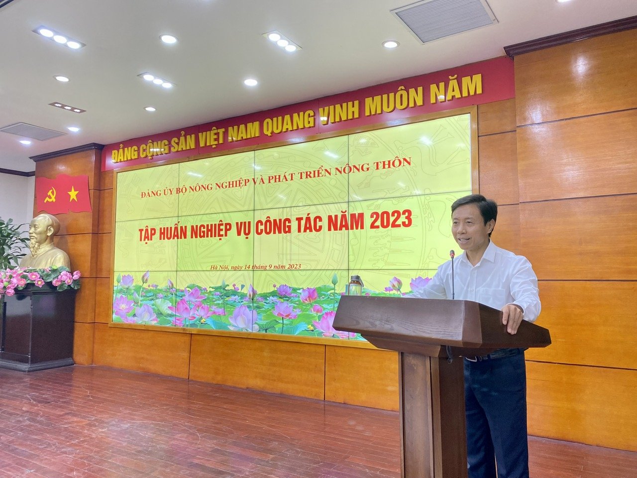 Đồng chí Nguyễn Văn Trường, Phó Bí thư Thường trực Đảng ủy Bộ NN-PTNT, Chủ nhiệm Ủy ban kiểm tra Đảng ủy Bộ NN-PTNT phát biểu khai mạc Hội nghị tập huấn. Ảnh: Thành Công.