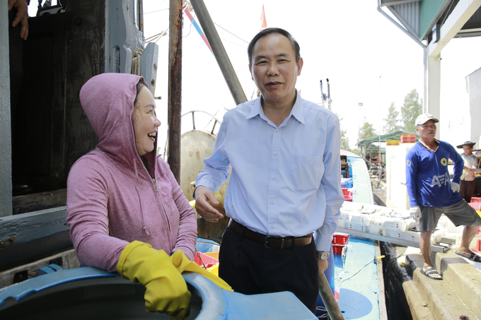 Deputy Minister of Agriculture and Rural Development Phung Duc Tien, visiting and talking with fishermen at the Tinh Hoa fishing port in Quang Ngai province. Photo: Le Khanh.