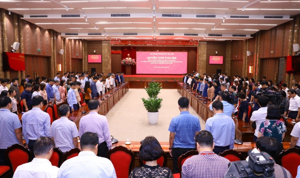 Tại trụ sở Thành ủy Hà Nội, các đại biểu dành 1 phút mặc niệm nạn nhân. Ảnh: Võ Hải.