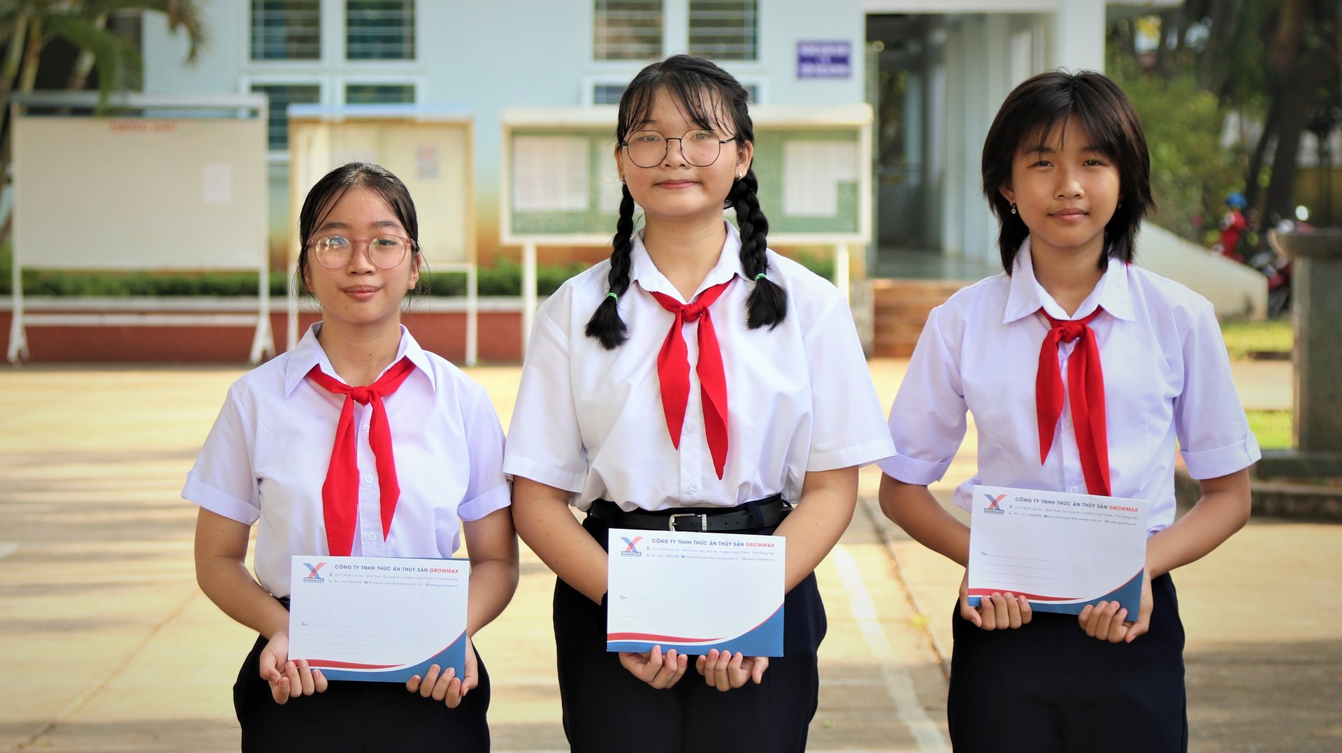3-100056_396.jpg Các em được trao học bổng đều là học sinh giỏi, có ý chí vươn lên trong học tập.