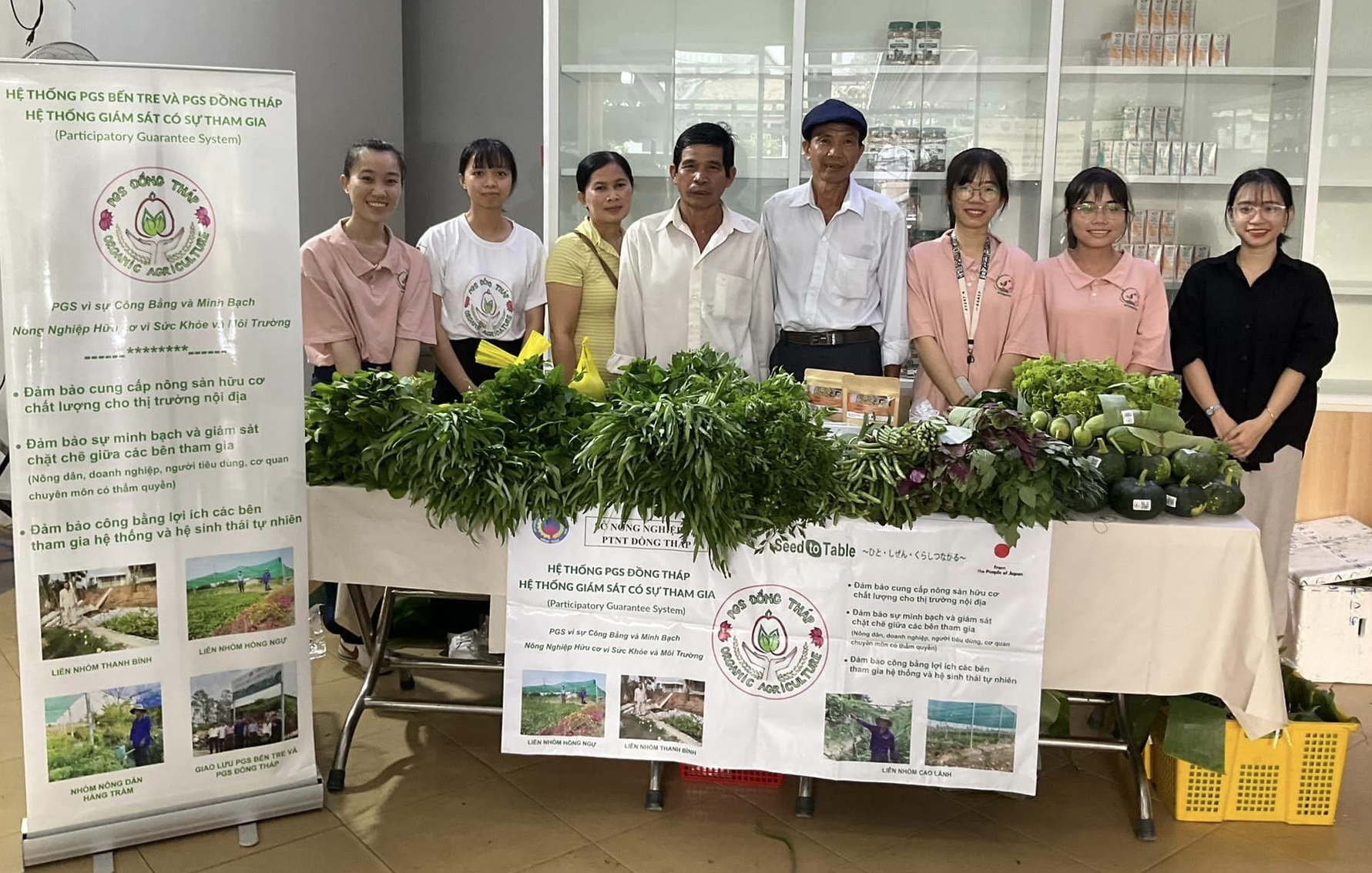 Nhóm nông dân Đồng Tháp mang rau hữu cơ bán tại Phiên chợ xanh - Tử tế (TP.HCM). Ảnh: Nguyễn Thủy.