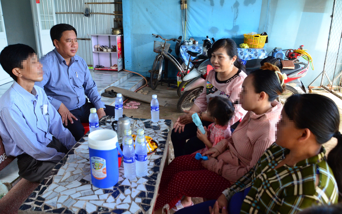 buon-nguoi-22-113519_51.jpg Bà Trương Kim Ênh - Phó phòng Phòng Chống tệ nạn xã hội, Sở Lao động - Thương binh và Xã hội tỉnh Bạc Liêu (trong cùng, bên phải), cùng anh Nguyễn Việt Hùng - Phó Chủ tịch UBND xã Vĩnh Thịnh (trong cùng, bên trái) đang nói chuyện với gia đình nạn nhân H. Ảnh: Dương Đình Tường.