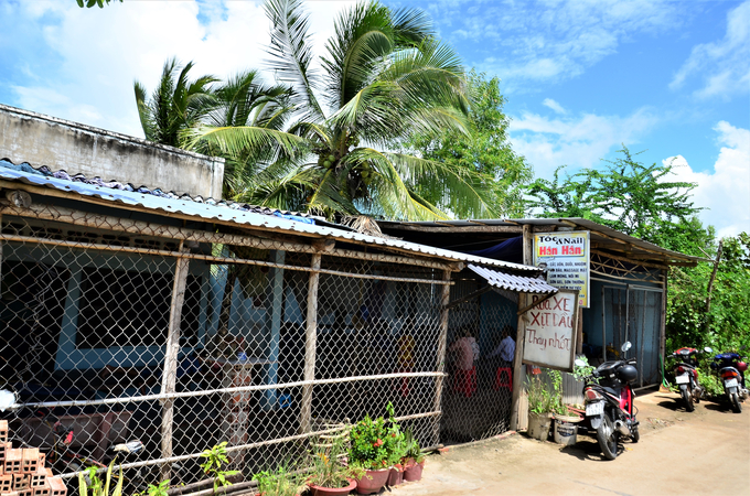 buon-nguoi-6-113617_821.jpg Ngôi nhà của ông nội kết sát ngôi nhà của H. (có treo biển làm tóc và nail). Ảnh: Dương Đình Tường.