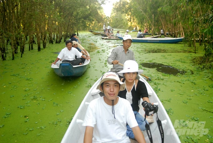 anh-5-063300_34-063300.jpg Rừng tràm Trà Sư đón hơn 30.000 lượt khách hàng năm, mang lại nguồn thu nhập bổ sung cho cộng đồng địa phương. Ảnh: Lê Hoàng Vũ.