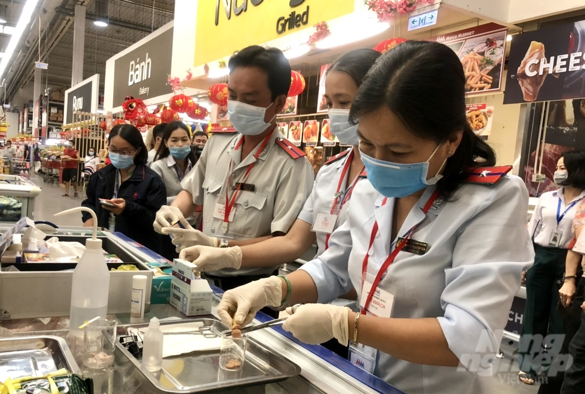 attp-112145_279-112145.jpg Sở An toàn thực phẩm TP. HCM có chức năng thanh tra, kiểm tra, xử lý vi phạm hành chính về an toàn thực phẩm, việc cấp phép chứng nhận kiểm dịch sản phẩm động vật ra khỏi địa bàn TP. HCM từ Sở Y tế, Sở NN-PTNT, Sở Công thương. Ảnh: Nguyễn Thủy.