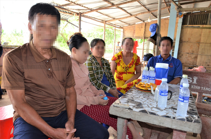 buon-nguoi-33-115751_379.jpg Ông nội H. (ngoài cùng, bên trái) đang kêu oan cho các con, cháu của mình. Ảnh: Dương Đình Tường.