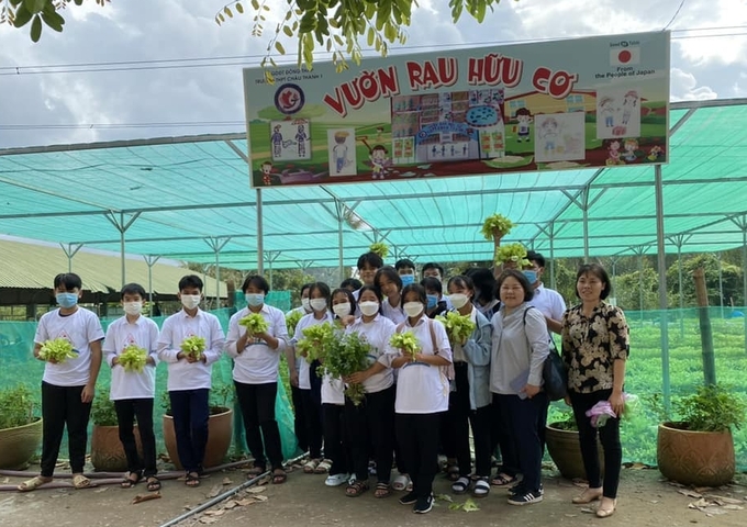Mayu Ino (thứ 2 từ phải sang) bền bỉ gieo tình yêu về nền nông nghiệp hữu cơ vào thế hệ trẻ của Việt Nam. Ảnh: NT.