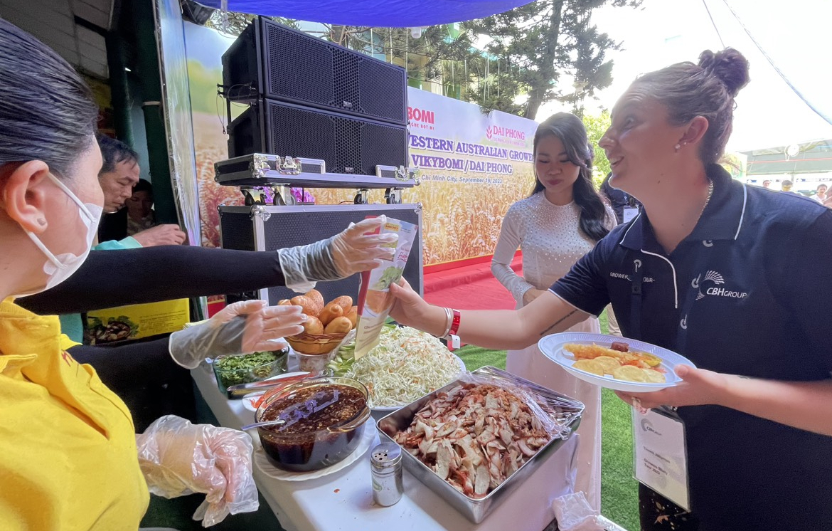 Many Australian farmers are excited to see Vietnamese pancakes made from wheat flour. Photo: T.Q.