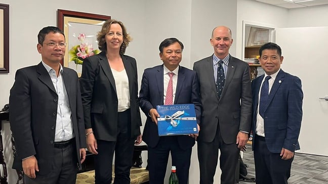Bà Kirsten Schuijt, Tổng Giám đốc WWF Quốc tế và ông Robert Carters, Chủ tịch kiêm Giám đốc Điều hành của WWF-Hoa Kỳ tặng quà lưu niệm cho Thứ trưởng Bộ NN-PTNT Nguyễn Hoàng Hiệp. Ảnh: WWF.