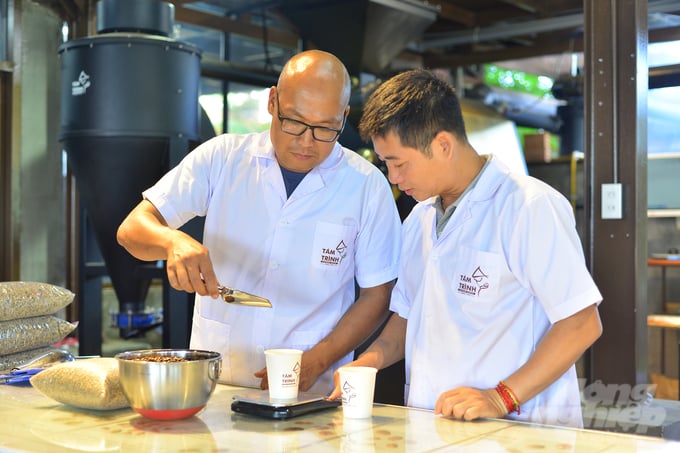 Cà phê trước khi được nhập vào nhà máy luôn phải trải qua quy trình kiểm tra chất lượng kỹ lưỡng và minh bạch. Ảnh: Minh Hậu