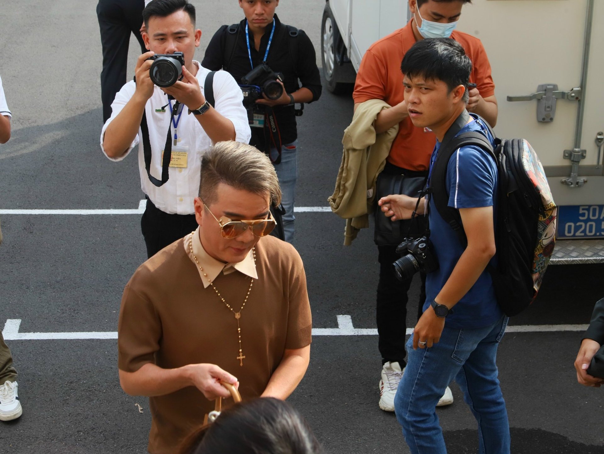 img-2949-182613_7.jpeg Ca sĩ Đàm Vĩnh Hưng đến dự phiên tòa với tư cách người có quyền, nghĩa vụ liên quan. Ảnh: HT.