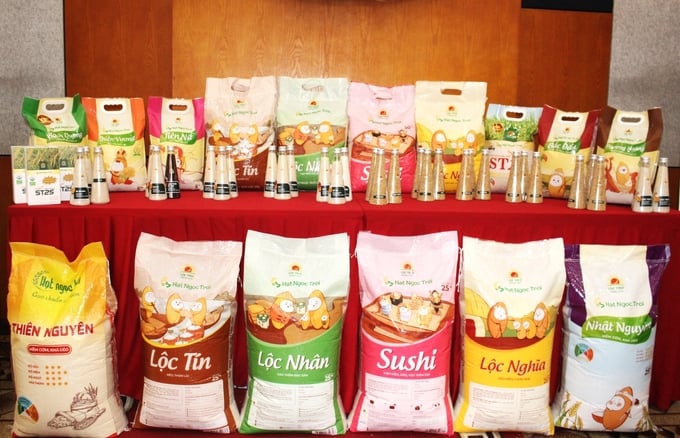Những sản phẩm mới của Tập đoàn Lộc Trời nhận được sự quan tâm rất lớn của các doanh nghiệp, đơn vị phân phối miền Bắc. Ảnh: Trung Quân.