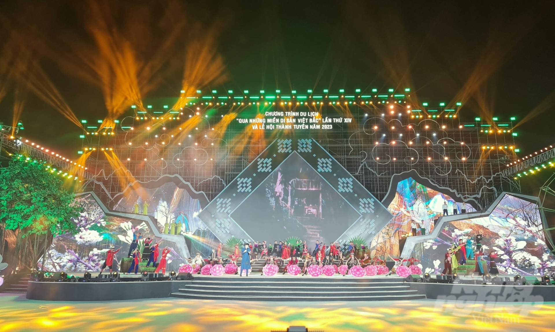 z4717924884214_50a6add530c72ed402caa0f664cf569a-211804_808-211805.jpg Tối 22/9, tỉnh Tuyên Quang đã tổ chức khai mạc chương trình du lịch Qua những miền di sản Việt Bắc. Ảnh: Đào Thanh.