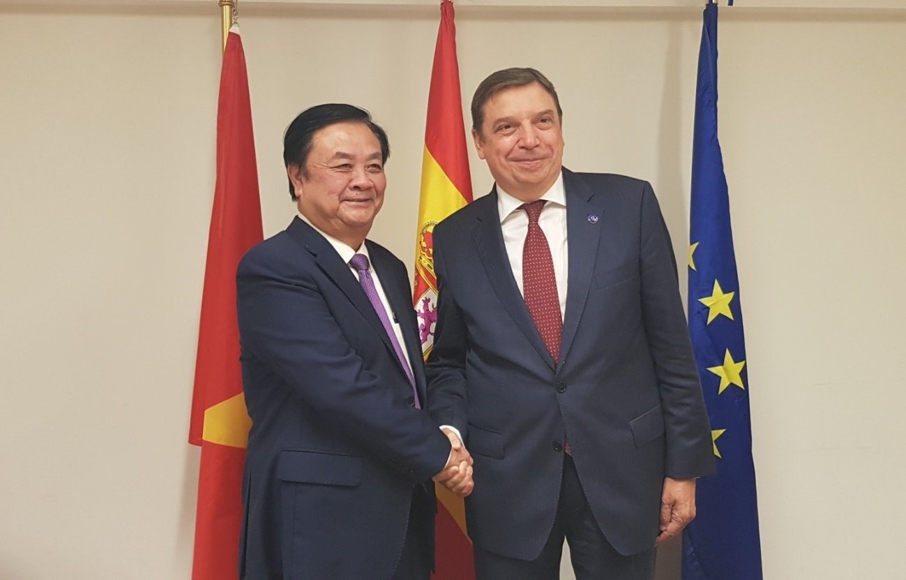 Minister Le Minh Hoan and Minister Luis Planas Puchades.