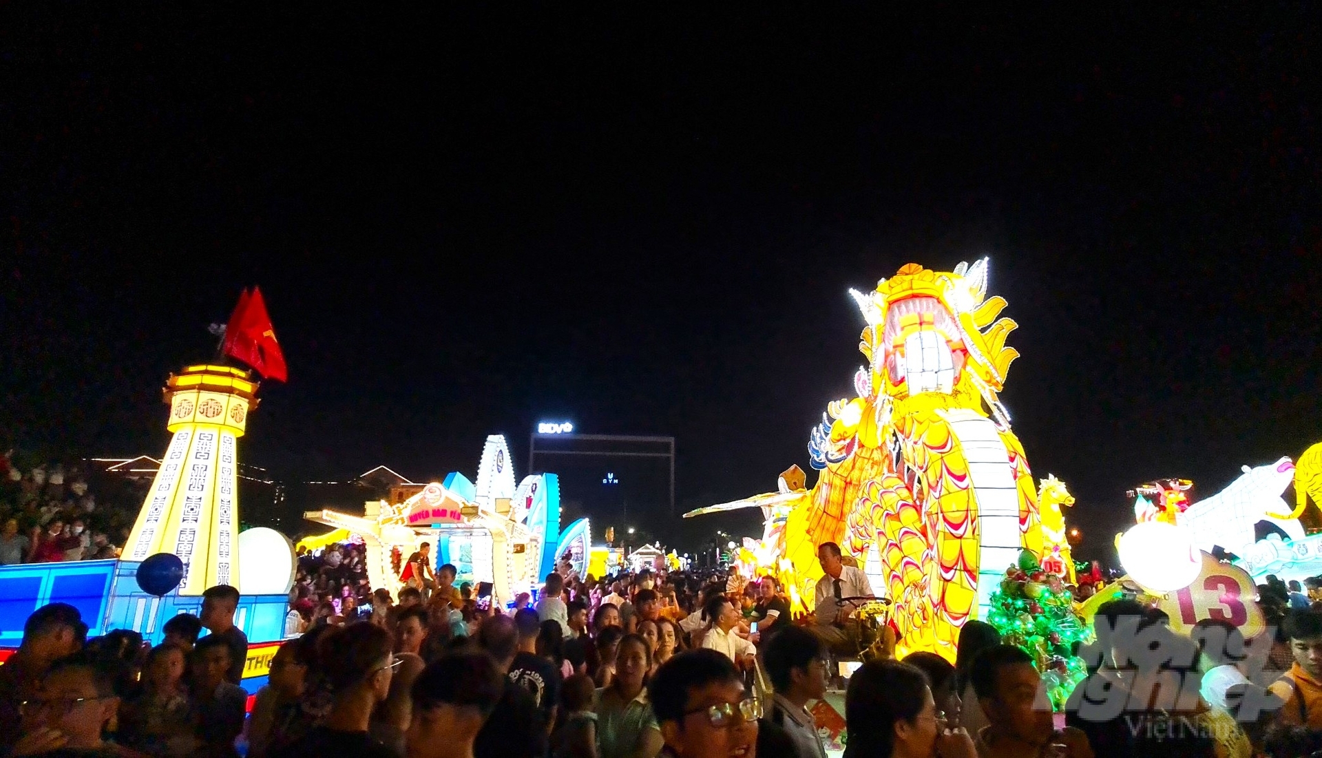 4-211112_23-211112.jpg Lễ hội có sự tham gia của hơn 60 mô hình đèn lồng của các tổ dân phố trên địa bàn thành phố Tuyên Quang. Ảnh: Đào Thanh.