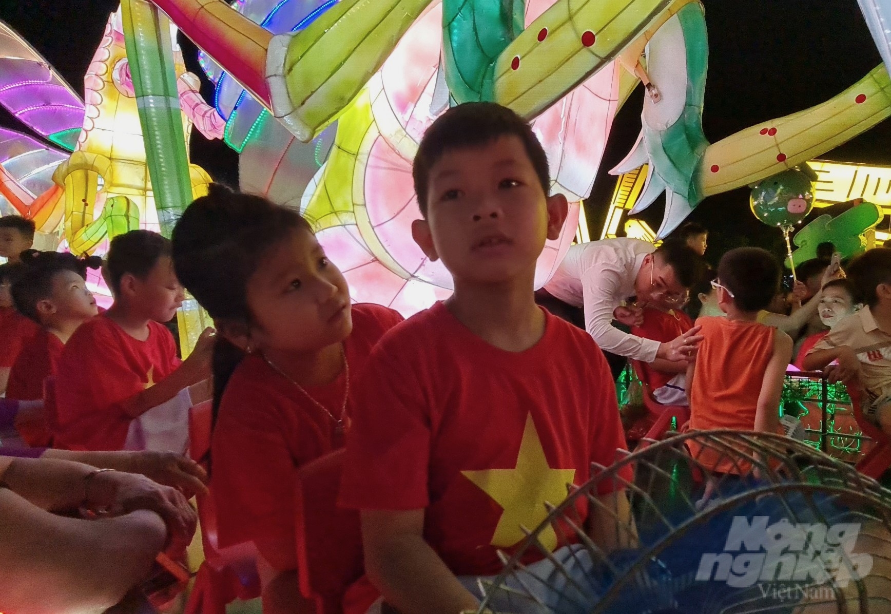 5-211232_334-211232.jpg Các cháu thiếu nhi thành Tuyên hào hứng ngồi trên xe diễn diễu các mô hình đèn lồng. Ảnh: Đào Thanh.
