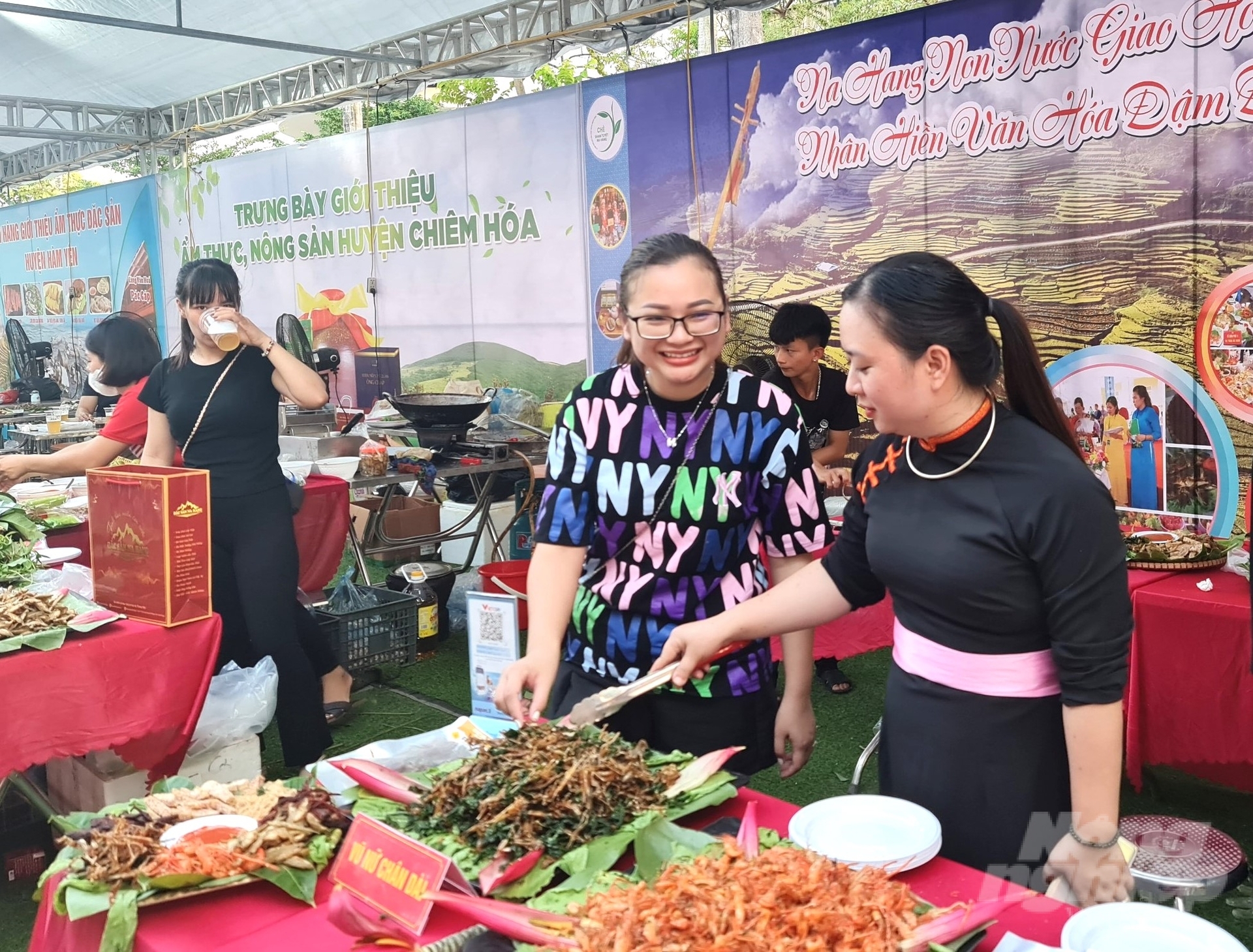 7-211445_282-211445.jpg Trước đó, chiều cùng ngày trong khuôn khổ Lễ hội thành Tuyên đã diễn ra Chương trình trưng bày giới thiệu tinh hoa ẩm thực của các vùng miền ở Tuyên Quang và một số tỉnh trên cả nước. Ảnh: Đào Thanh.