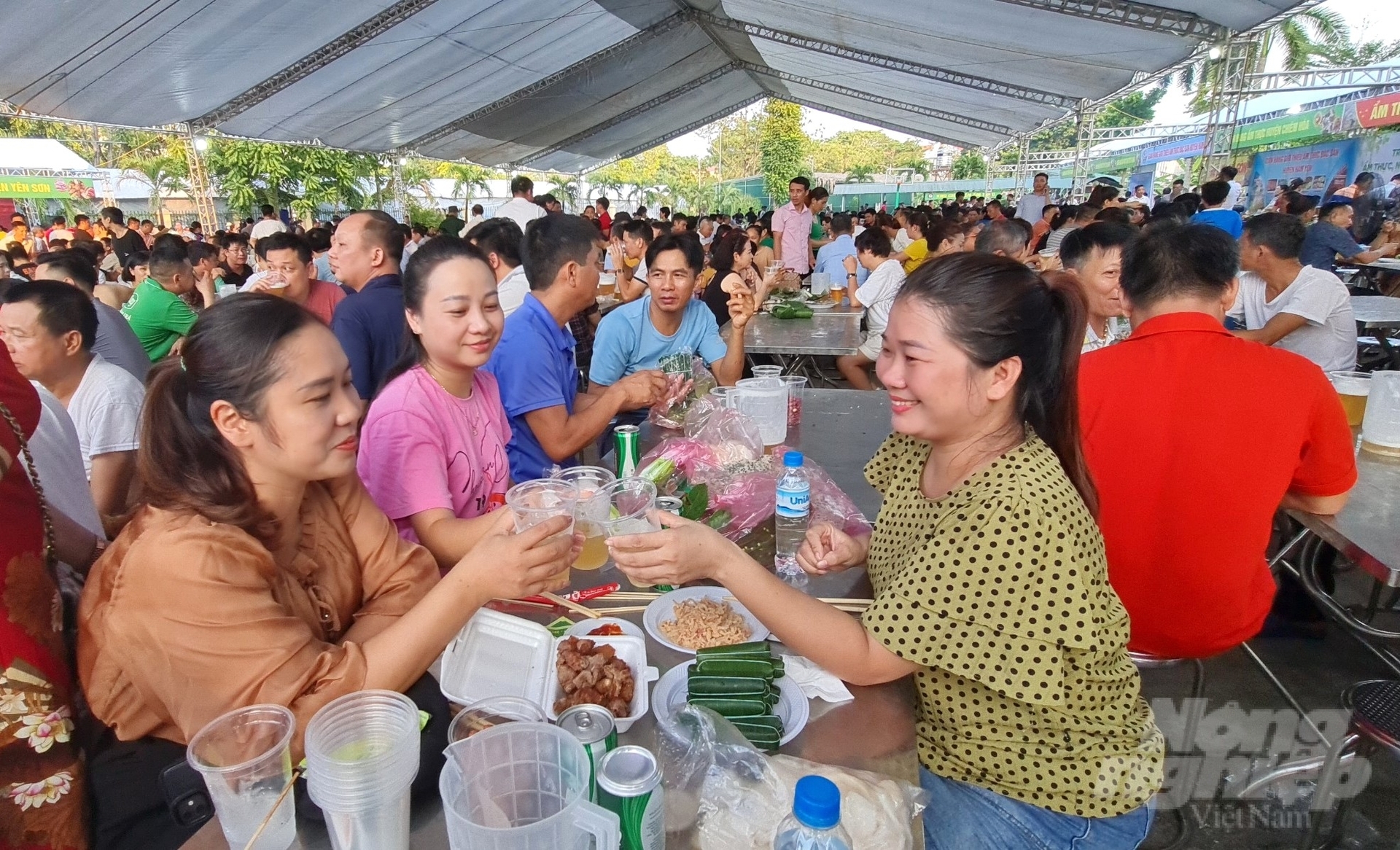 8-211710_848-211710.jpg Lễ hội bia cũng thu hút đông đảo du khách tham gia. Ảnh: Đào Thanh.