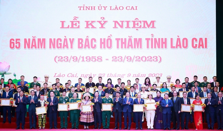 z4719150071596-d6548f2f497b109bf272d0892984d708-3340-165016_392.jpg Tỉnh Lào Cai tuyên dương 40 cá nhân và 25 tập thể tiêu biểu trong học tập vào làm theo lời Bác. Ảnh: P.B.