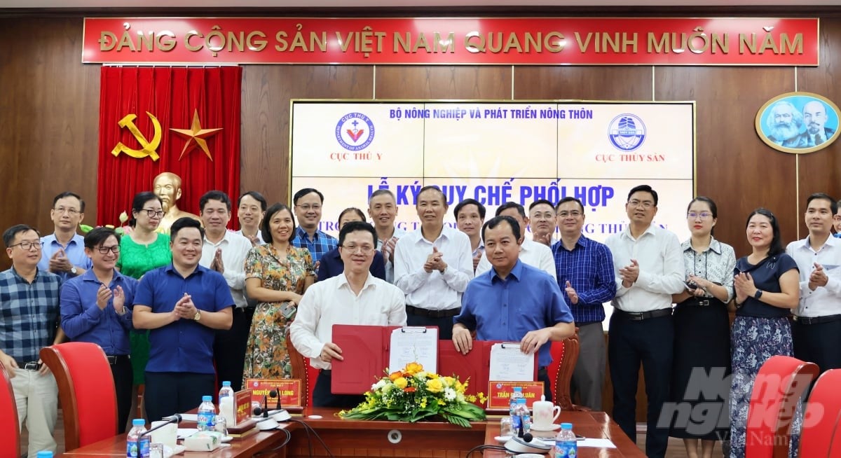 The signing ceremony of the coordination regulation between the Department of Animal Health and the Department of Fisheries was witnessed by Deputy Minister of Agriculture and Rural Development Phung Duc Tien. Photo: Phuong Thao.