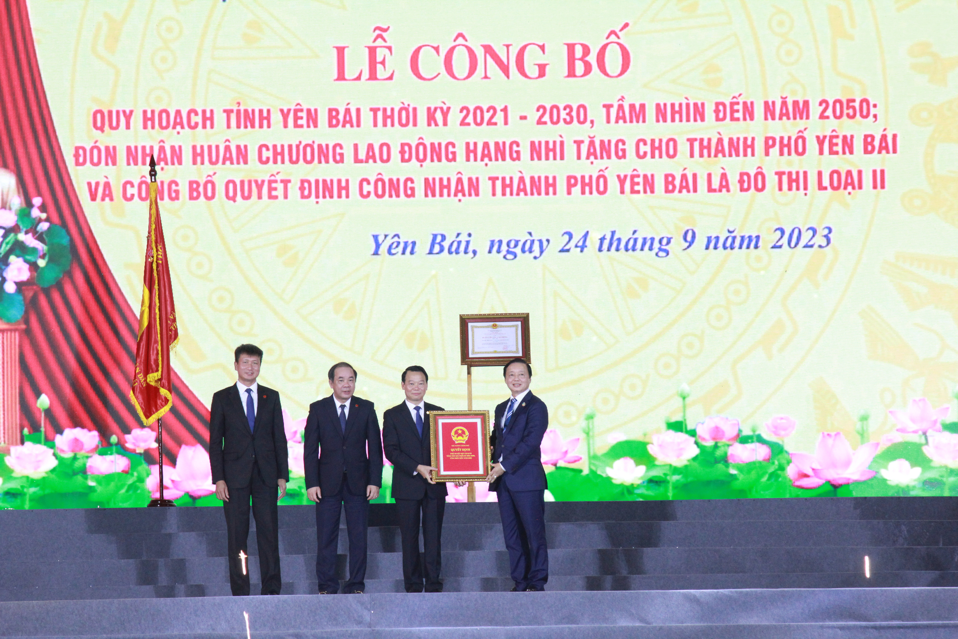 img_2189-231854_676.jpg Phó Thủ tướng Chính phủ Trần Hồng Hà trao quyết định quy hoạch tỉnh Yên Bái thời kỳ 2021 - 2030, tầm nhìn 2050. Ảnh: Thanh Tiến.