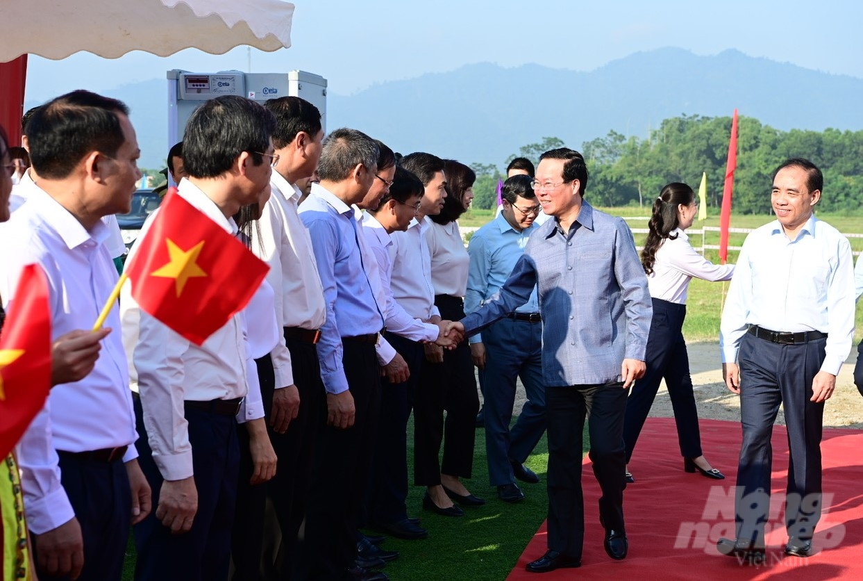 z4721934562935_0599ba76e1d0660c698720879421e8fb-131108_120-131109.jpg Chủ tịch nước Võ Văn Thưởng và các đại biểu dự lễ động thổ Dự án xây dựng Bệnh viện đa khoa tỉnh Tuyên Quang. Ảnh: VH.