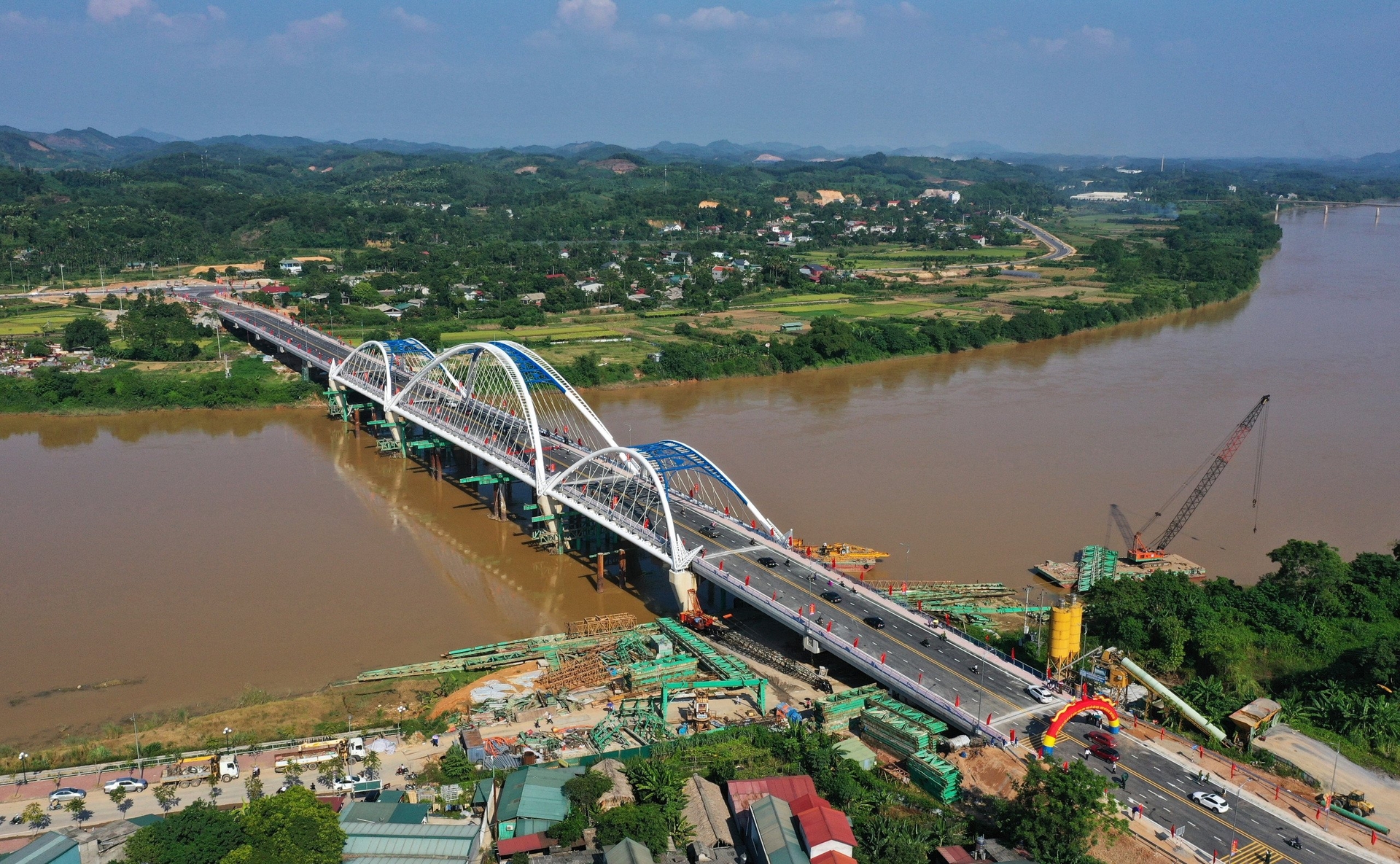 z4722466306125_b789ebb8f8fbfdda8e11b5ee245b6ebe-172455_681.jpg Toàn cảnh công trình cầu Giới Phiên nhìn từ trên cao. Ảnh: Tuấn Vũ.
