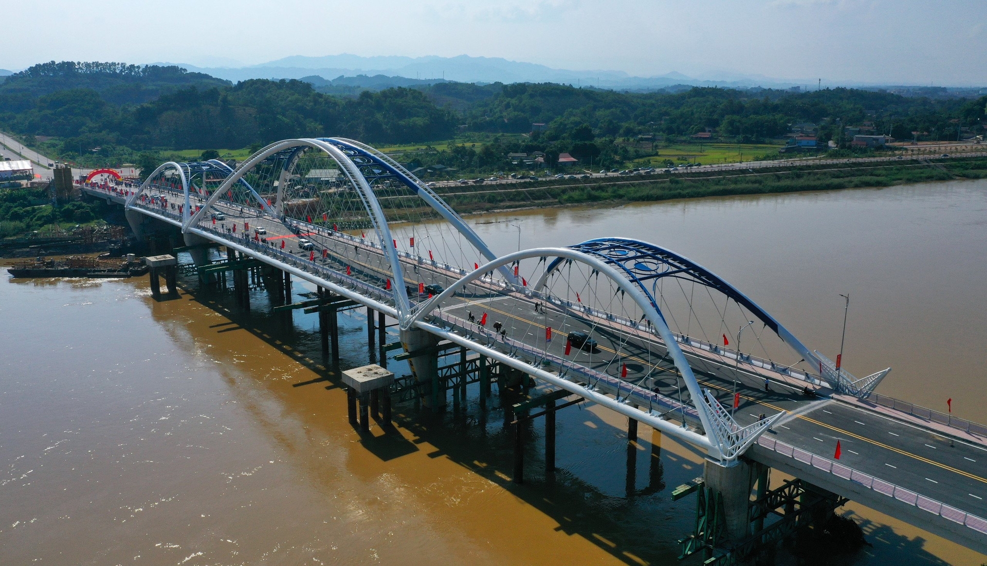 z4722466316004_c9a317f03573400e5f6c9ac587aad5f5-172555_551.jpg Công trình cầu Giới Phiên có tổng vốn đầu từ 650 tỷ đồng. Ảnh: Tuấn Vũ.