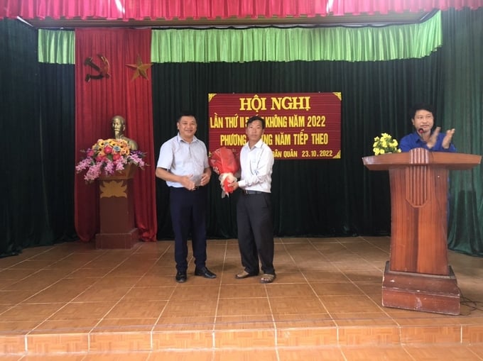 10-151649_177.jpg Thào A Bua nhận hoa chúc mừng tại hội nghị triển khai '5 không 5 có'. Ảnh: Nhân vật cung cấp.