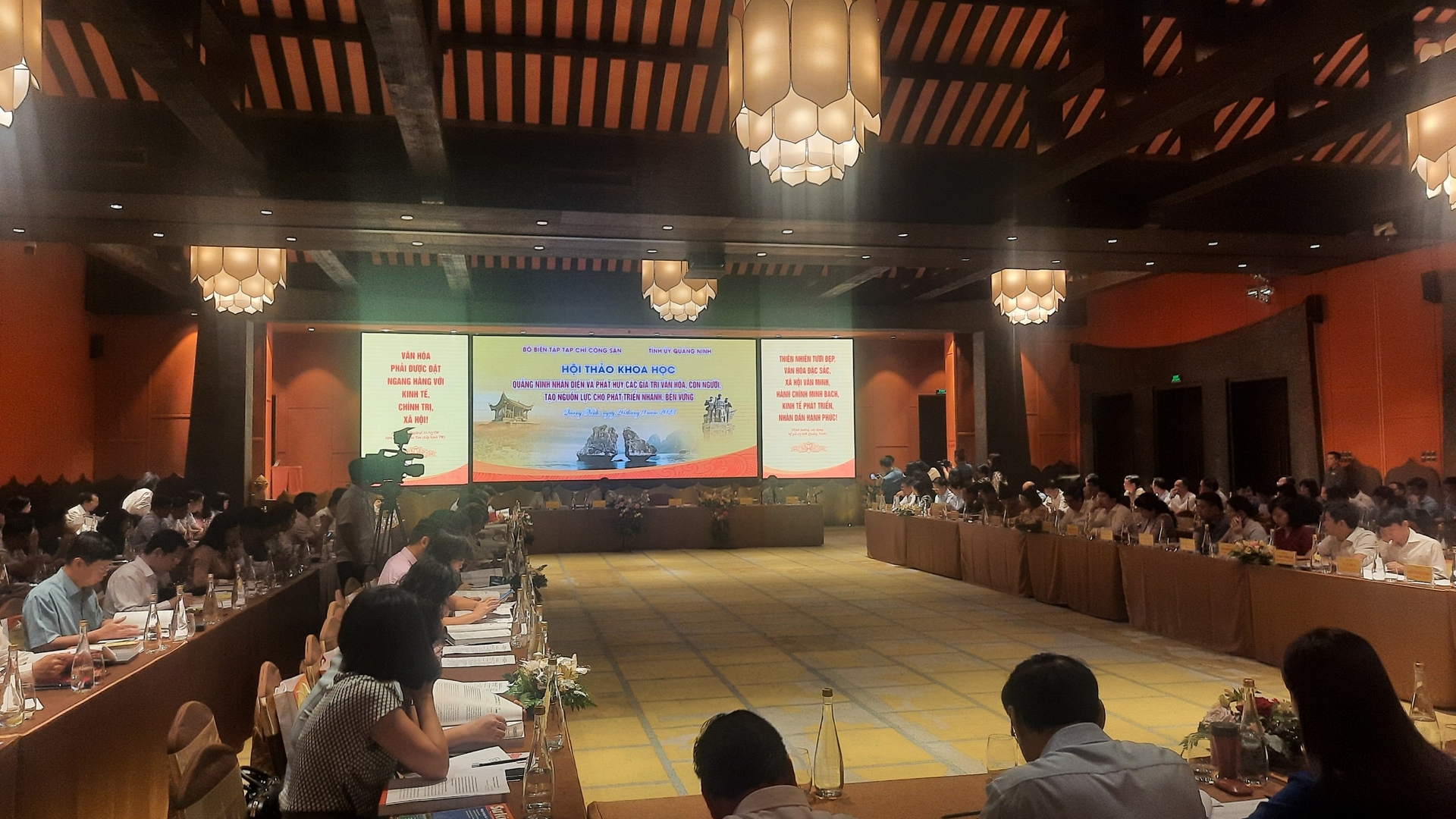 Hội thảo khoa học về văn hóa, con người Quảng Ninh. Ảnh: Nguyễn Thành.