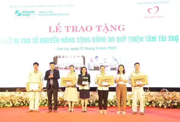 Trung tâm Khuyến nông Quốc gia trao tặng các trang thiết bị như máy chiếu, điện thoại thông minh cho các tổ khuyến nông cộng đồng của Sơn La.  Ảnh: Lâm Hùng.