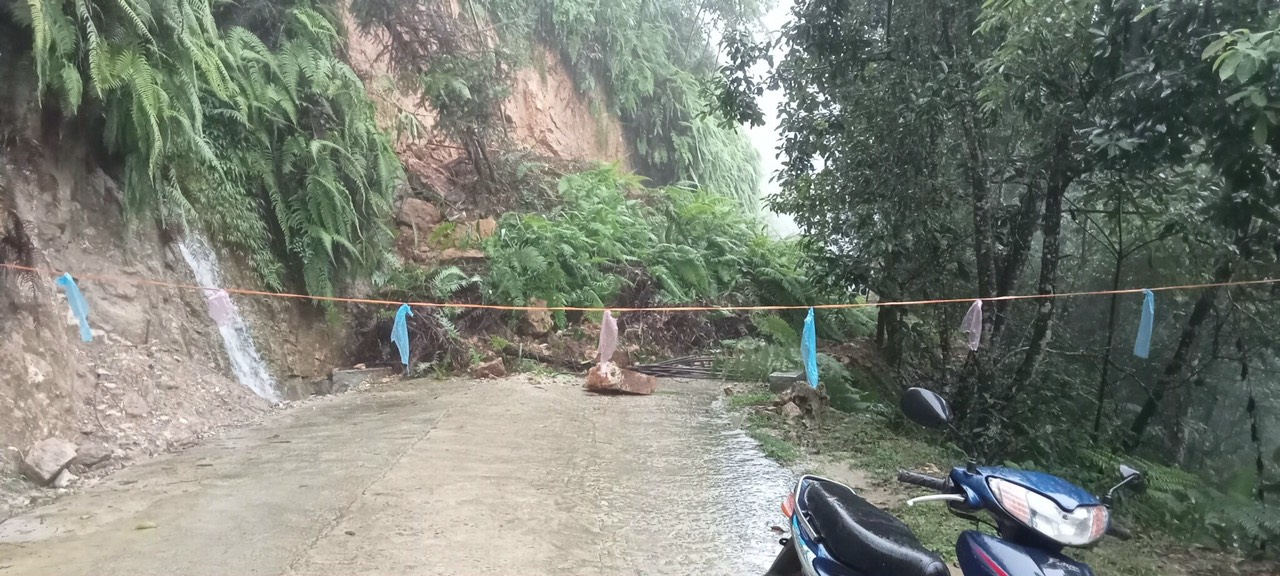 Đây là tuyến đường liên thôn ở xã Liên Minh (Sa Pa), nơi vừa xảy ra trận lũ quét lịch sử. Để đi qua khu vực này, người dân phải chờ lực lượng chức năng giải phóng khối đất đá sạt lở xuống đường.