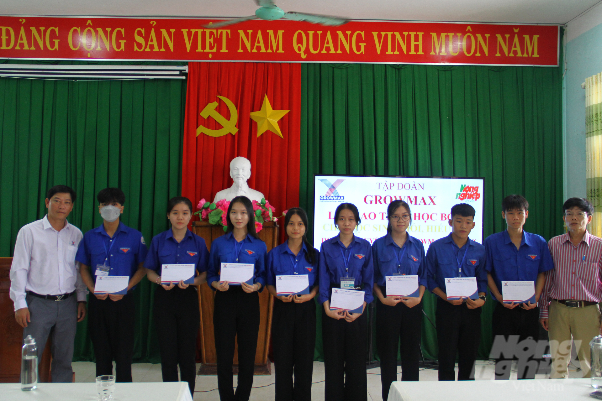 bao-nong-nghiep-viet-nam-trao-50-suat-hoc-bong-cho-hoc-sinh-bai-ngang-172734_163-172736.jpg Lần thứ 2 liên tiếp Quỹ khuyến học GrowMax đã trao học bổng tại Trường THPT Tam Giang. Ảnh: Công Điền.