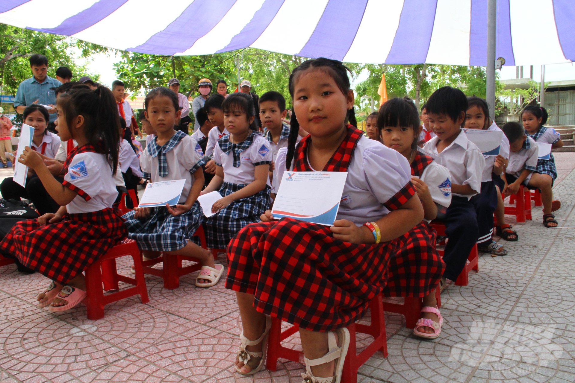 bao-nong-nghiep-viet-nam-trao-50-suat-hoc-bong-cho-hoc-sinh-bai-ngang-172822_476-172824.jpg Những phần quà ý nghĩa đã được trao tận tay cho các em học sinh vùng bãi ngang có hoàn cảnh khó khăn vươn lên trong học tập. Ảnh: Công Điền.