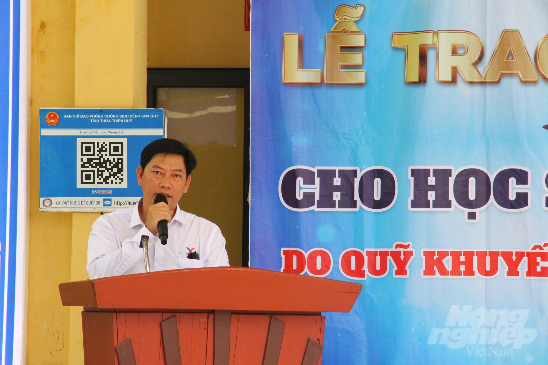 trao-50-suat-hoc-bong-cho-hoc-sinh-bai-ngang-171444_976-171446.jpg Đại diện Công ty TNHH Thức ăn thủy sản GrowMax tại tỉnh Thừa Thiên Huế giới thiệu ý nghĩa của chương trình học bổng. Ảnh: Công Điền.