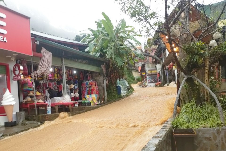 Trước việc mưa lớn xảy ra trên địa bàn gây ảnh hưởng nghiêm trọng đời sống người dân, UBND thị xã Sa Pa chỉ đạo UBND các xã huy động lực lượng hỗ trợ hộ dân di chuyển tạm thời người và tài sản đến nơi an toàn, đồng thời đề xuất các biện pháp xử lý khắc phục...