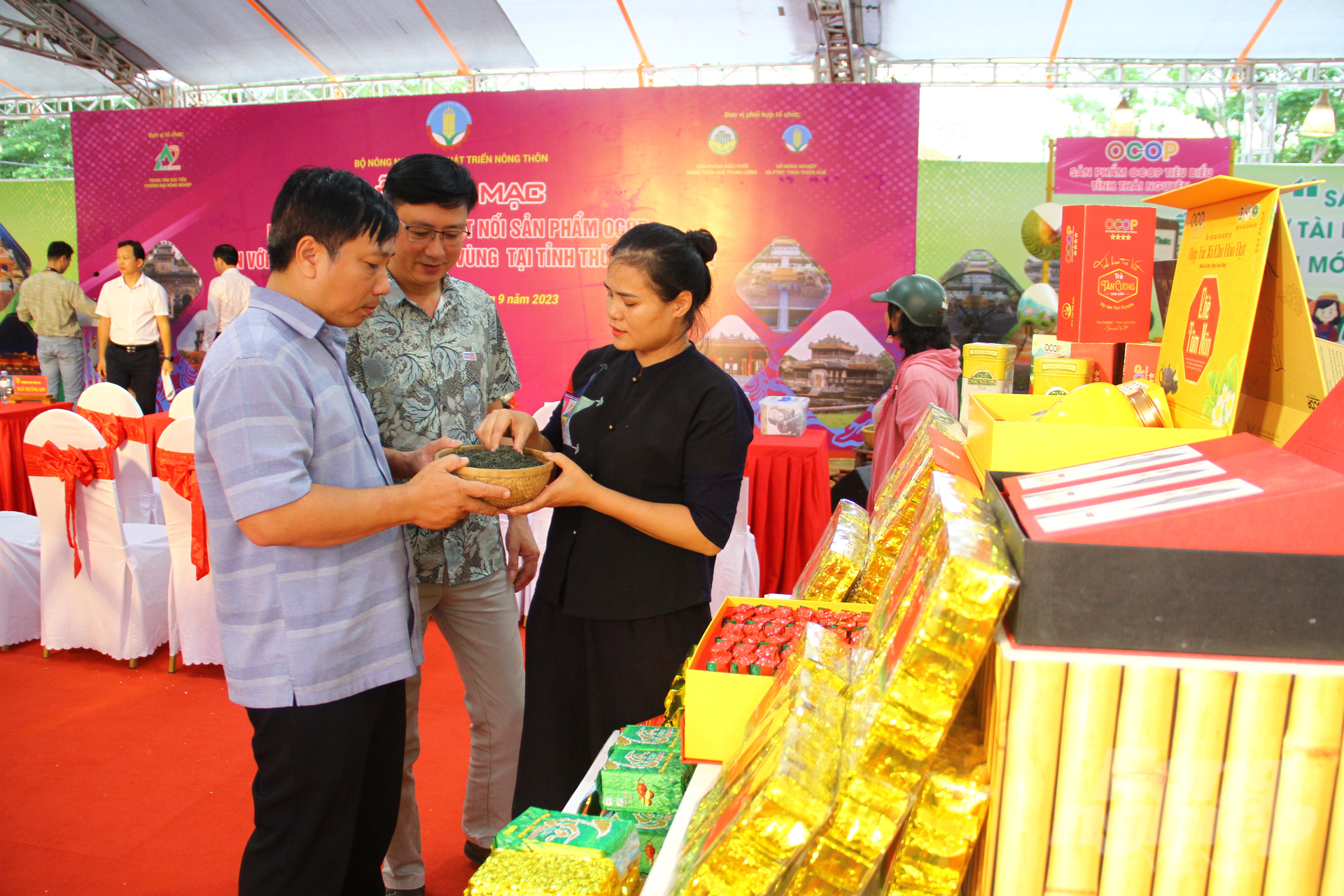 imgl4000-083711_17-083713.jpg Khách tham quan trải nghiệm các gian hàng trưng bày sản phẩm OCOP. Ảnh: Công Điền.