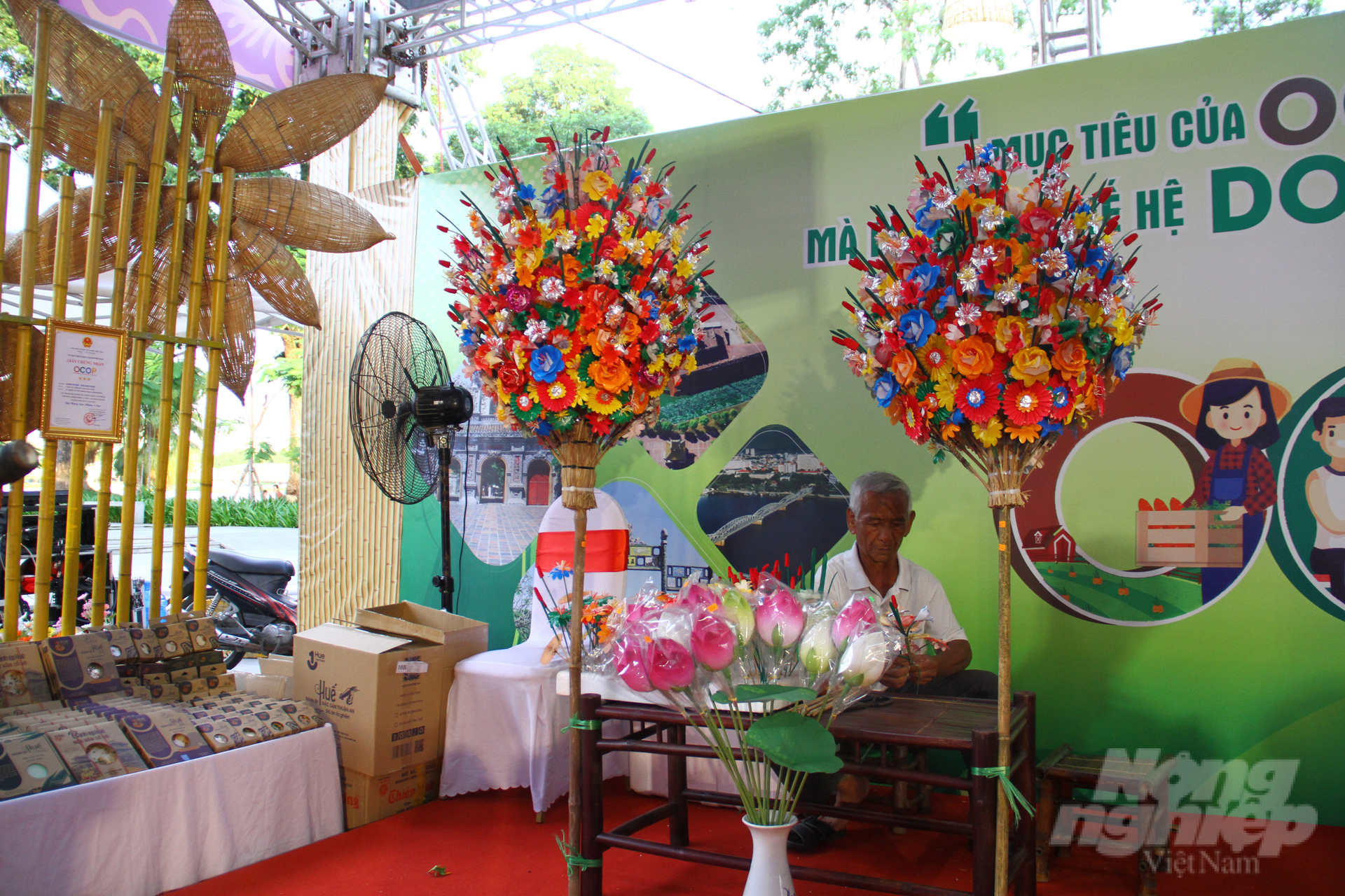 imgl4081-084043_837-084045.jpg Nghệ nhân trình diễn, giới thiệu cách thức sản xuất hoa giấy Thanh Tiên. Ảnh: Công Điền.