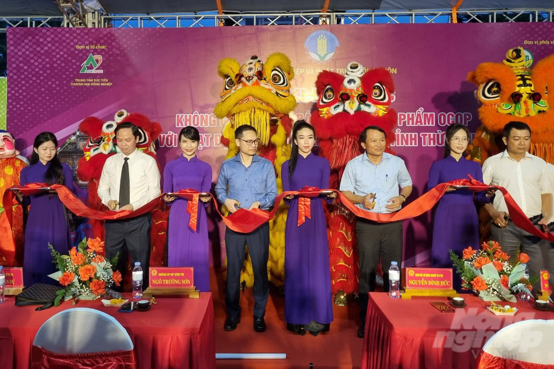 khai-mac-083029_349-083029.jpg Cắt băng khai mạc Không gian quảng bá, kết nối sản phẩm OCOP gắn với hoạt động du lịch cấp vùng tại tỉnh Thừa Thiên Huế. Ảnh: Công Điền.