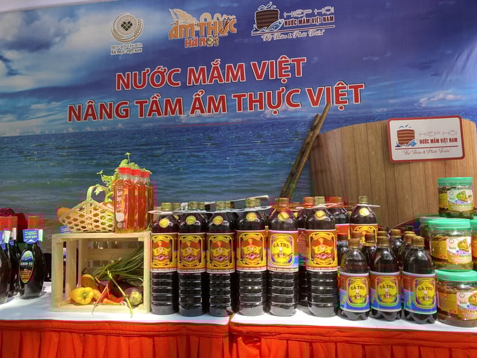 Nhà sử học Dương Trung Quốc cho rằng bát nước mắm trên mâm cơm thể hiện tính cộng đồng, đoàn kết của người Việt khi mọi người cùng chấm chung, cùng nhau thưởng thức các món ăn.  Ảnh: Lâm Hùng.