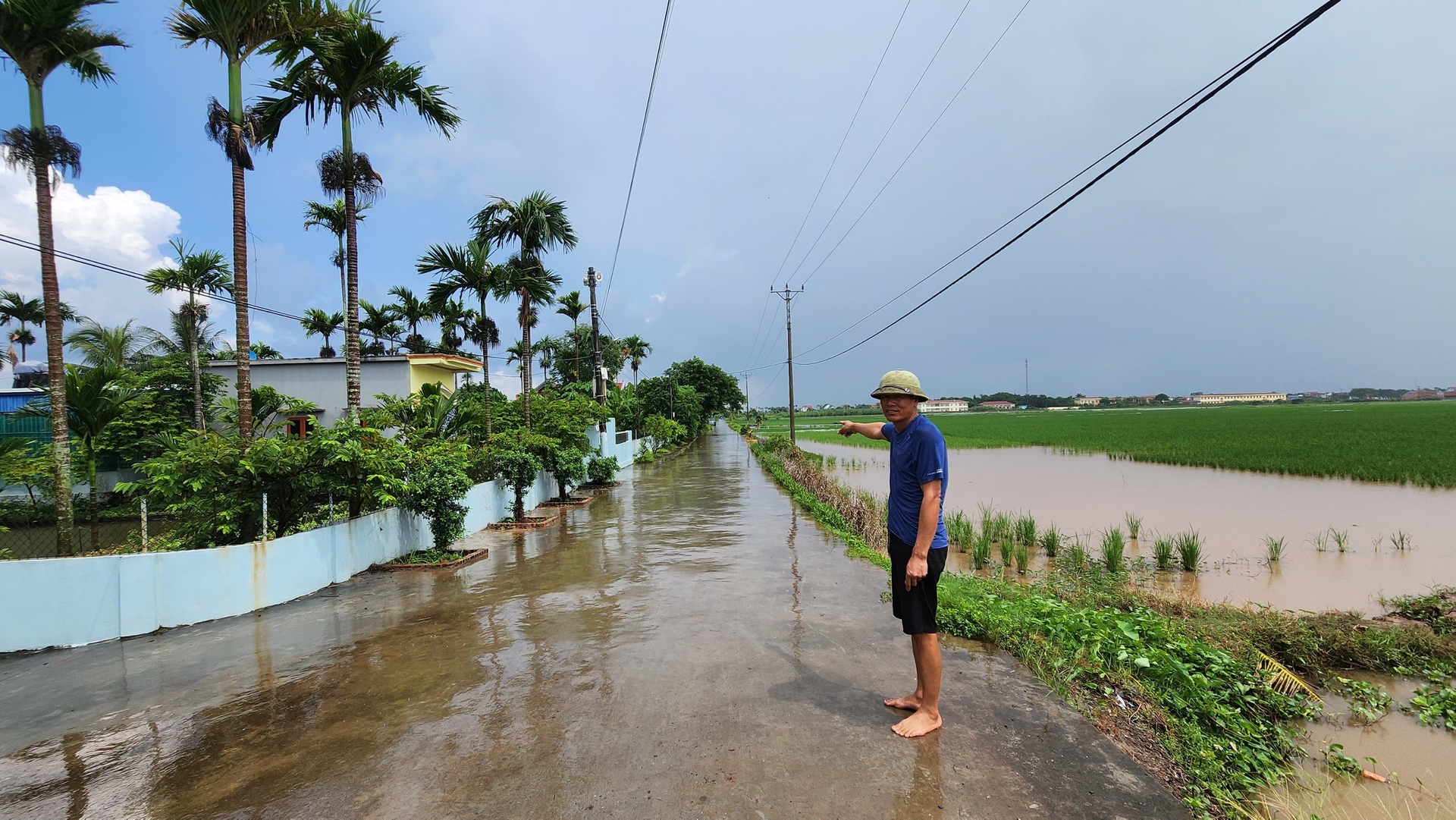 Đoạn đường giao thông nội đồng anh Nguyễn Bá Thiện ứng tiền mua cát, đá để thi công nhưng chưa được tất toán. Ảnh: Đinh Mười.