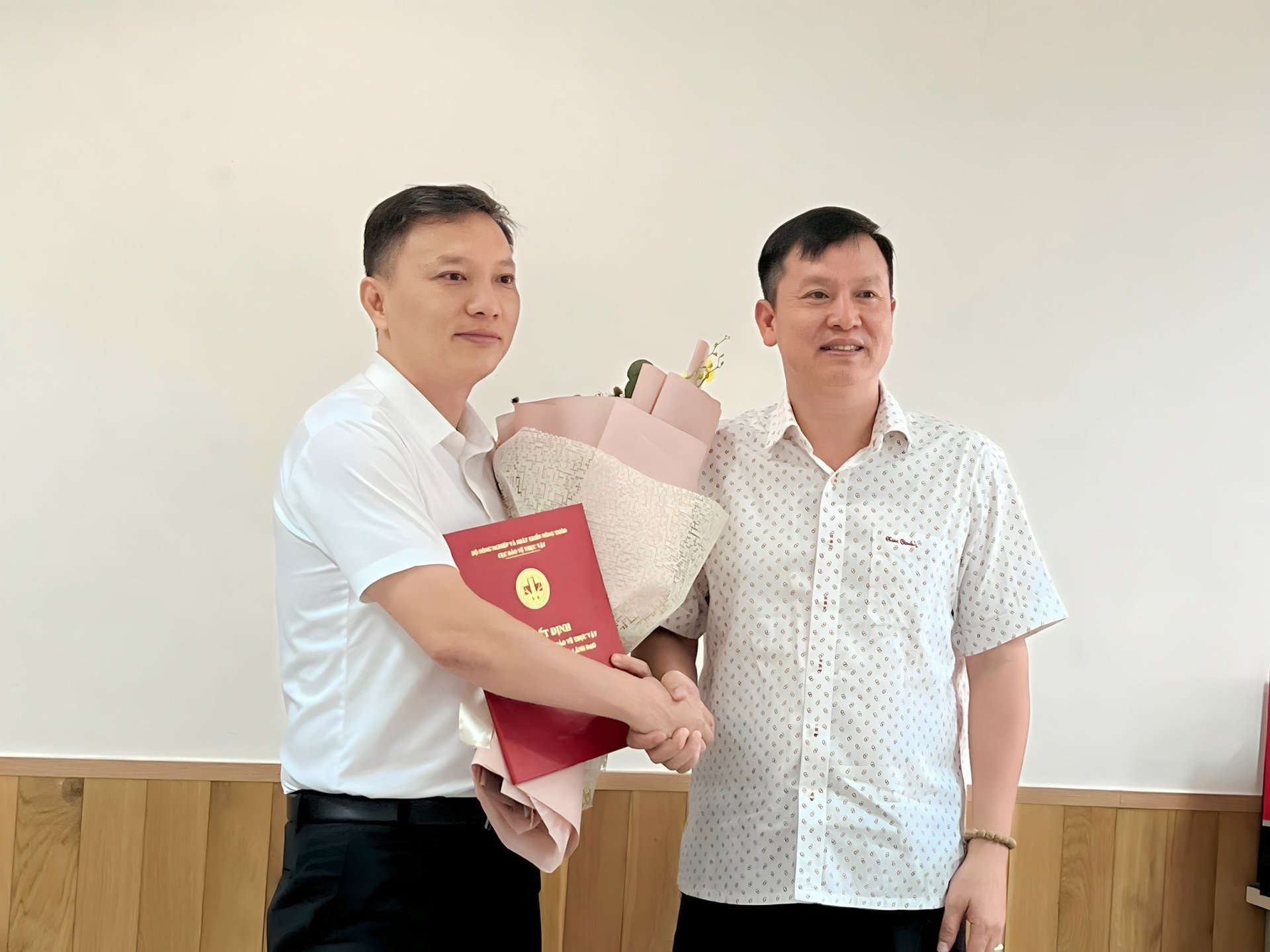 4680957fb96e6d30347f-193314_253.jpg Ông Huỳnh Tấn Đạt, Cục trưởng cục Bảo vệ Thực vật (bên phải) trao quyết định bổ nhiệm Chi cục trưởng Chi cục Kiểm dịch thực vật vùng 2 cho ông Nguyễn Vũ Phi Long. Ảnh: Đức Trung.