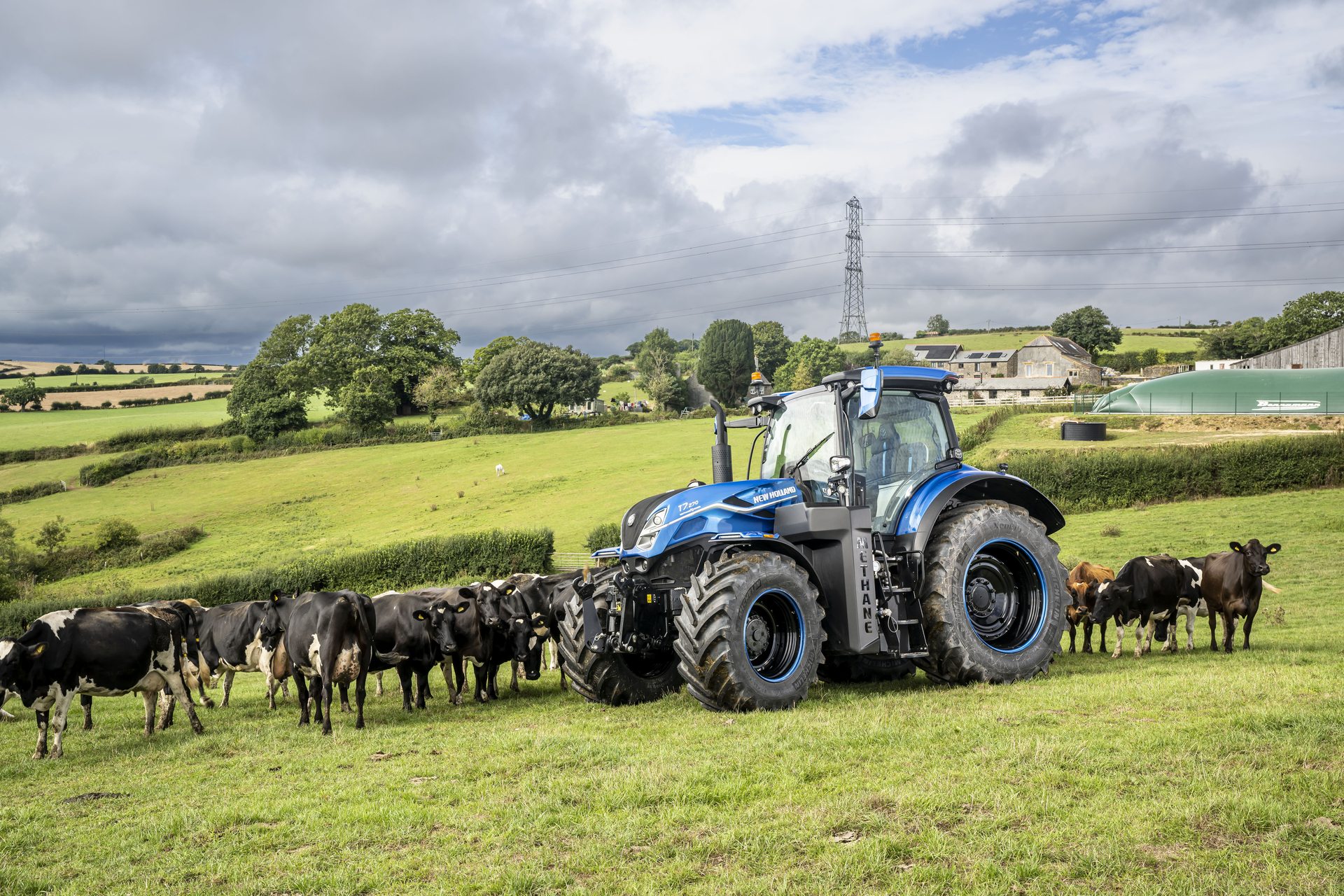 New Holland’s methane-powered T7.270 is the first methane gas tractor with LNG tanks.