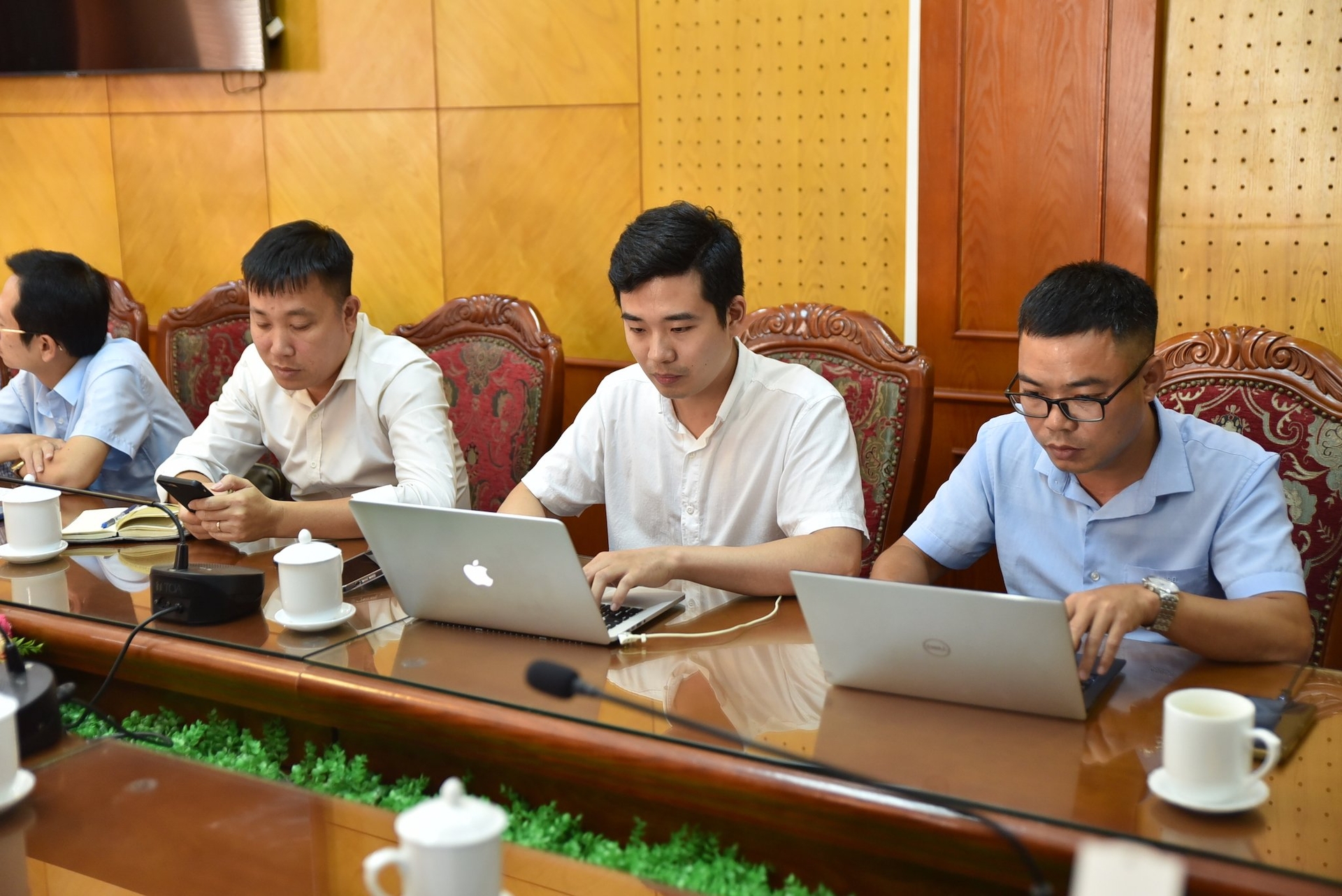 chu-tich-lang-son-hop-khan-chi-dao-ngan-chan-gia-cam-nhap-lau-141714_852.jpg Phóng viên Báo Nông nghiệp Việt Nam tham dự cuộc họp.