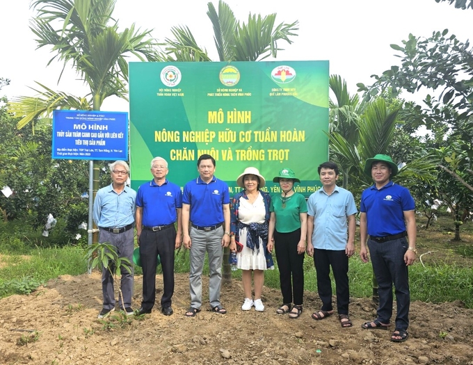 Mô hình nông nghiệp hữu cơ tuần hoàn, chăn nuôi và trồng trọt kết hợp thủy sản thâm canh cao gắn với liên kết tiêu thụ sản phẩm của gia đình bà Phạm Thị Hảo. Ảnh: Hoàng Anh.