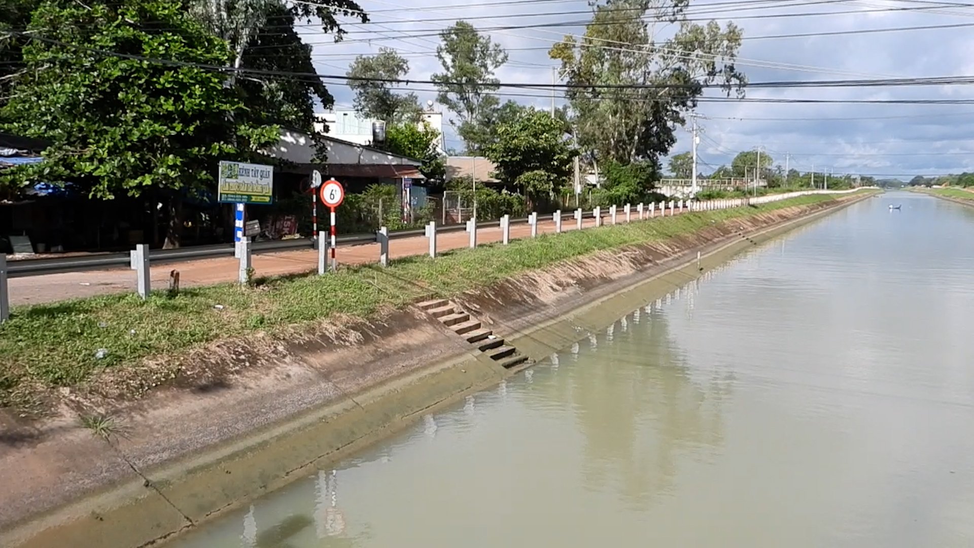 Mực nước tại tuyến kênh Tây ghi nhận chiều ngày 5/10 đang xuống rất nhanh. Ảnh: Trần Trung.