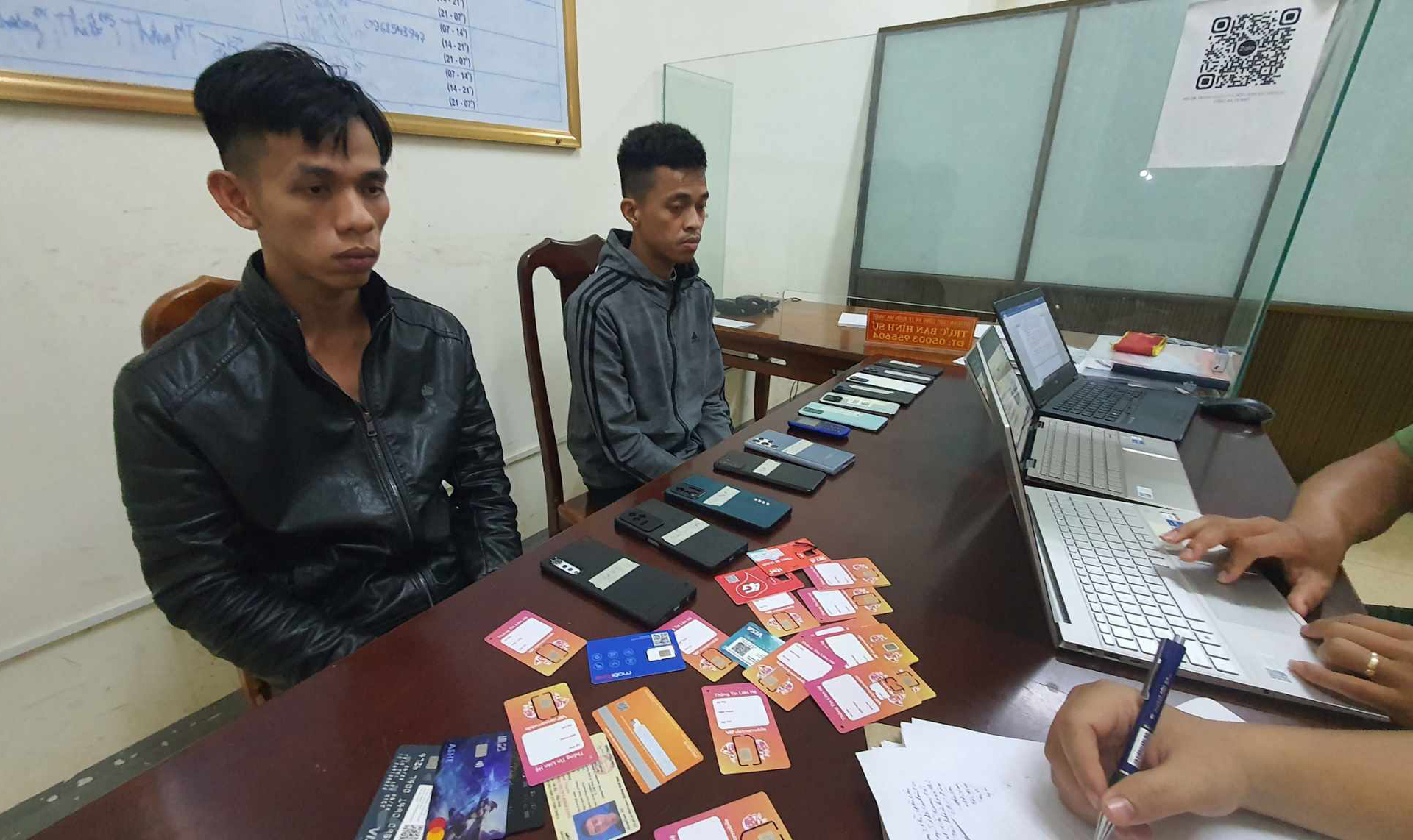 387524097_621861386689773_8958114900365332368_n-154647_119.jpg Trung và Thọ tại cơ quan điều tra. Ảnh: Quang Yên.